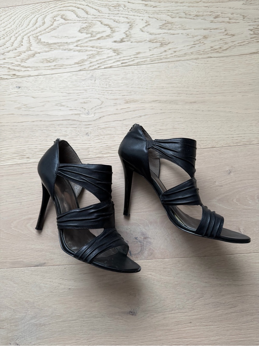 GUESS HEELS